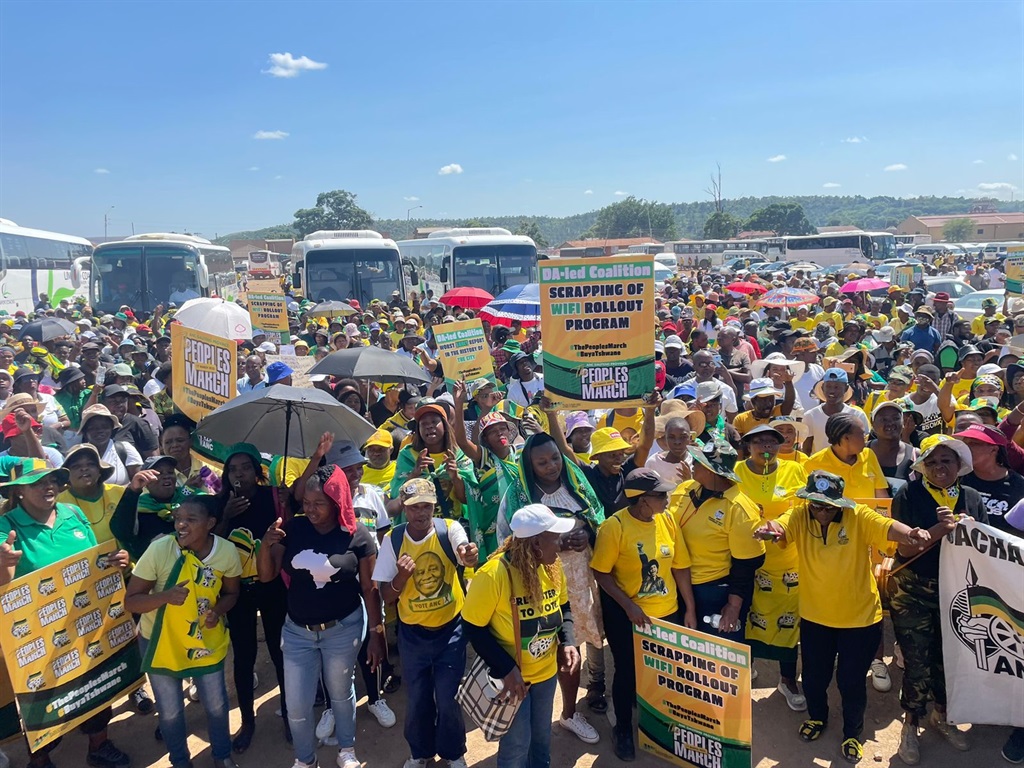 
Scores of Gauteng ANC members gathered outside the Tshwane House for their Buya Tshwane People’s March on Friday. Photo by Kgalalelo Tlhoaele