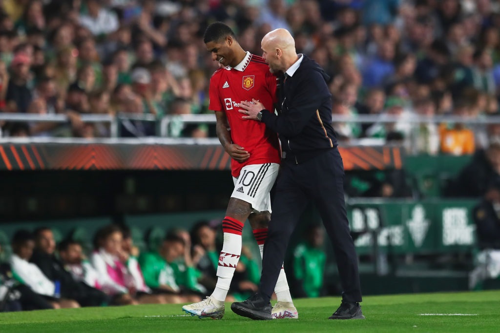 SEVILLE, SPAIN - MARCH 16: Erik ten Hag, Manager of Manchester United, speaks with his player Marcus Rashford during the UEFA Europa League round of 16 leg two match between Real Betis and Manchester United at Estadio Benito Villamarin on March 16, 2023 in Seville, Spain. (Photo by Fran Santiago/Getty Images)