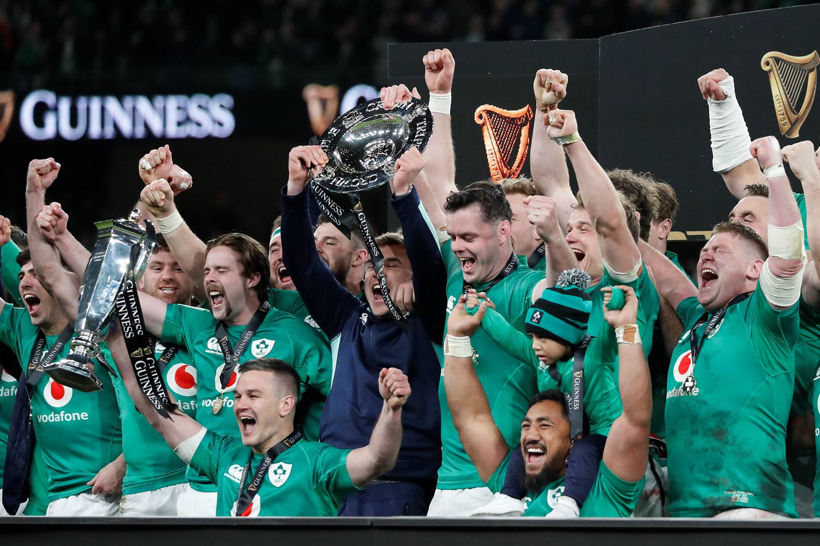 Spelers van Ierland vier Saterdagaand hul Sesnasies-triomf nadat hulle Engeland in hul laaste wedstryd in Dublin geklop het. Foto: AP