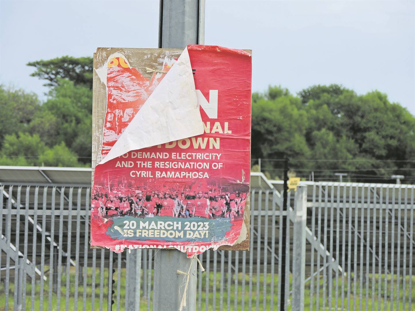 ’n EFF-plakkaat wat die redes vir sy nasionale #Shutdown verkondig. Foto: Helena Barnard