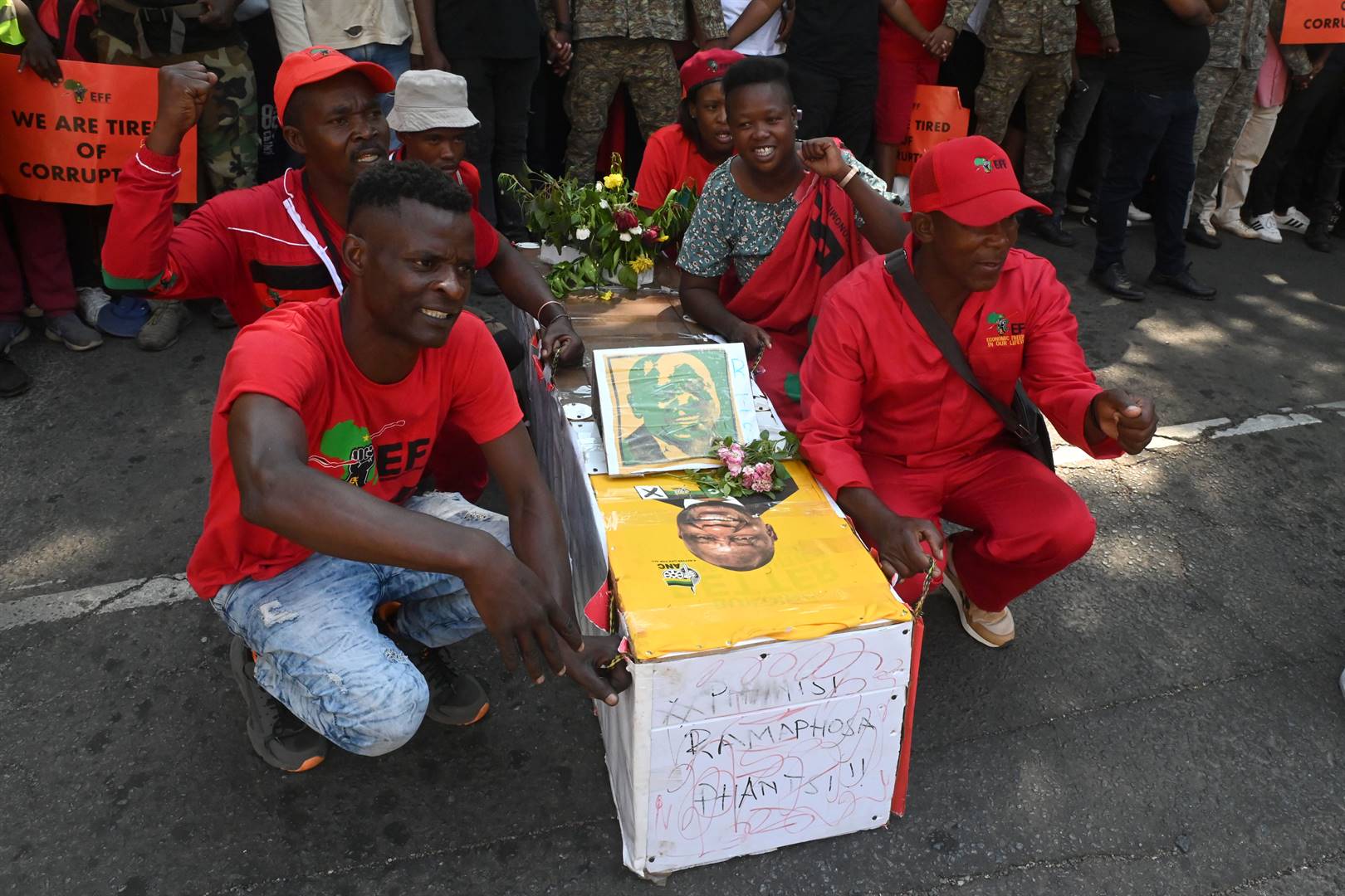 EFF-lede wat die einde vir pres. Cyril Ramaphosa aangekondig het.   Foto: Deaan Vivier