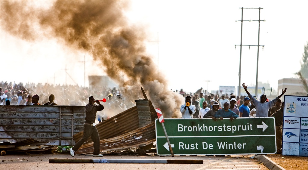 Using burning tyres, road signs and various objects, a crowd of around 8000 people from the Molotto area protest against poor service delivery in the area. 