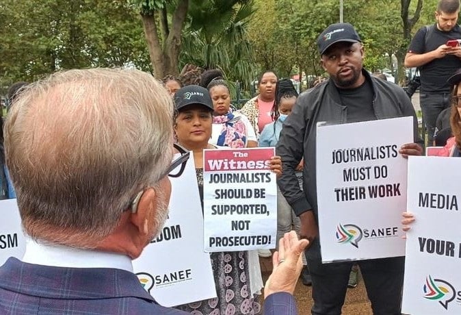 News24.com | Sanef members turn their backs on Carl Niehaus outside court as Zuma vs Downer, Maughan case is heard