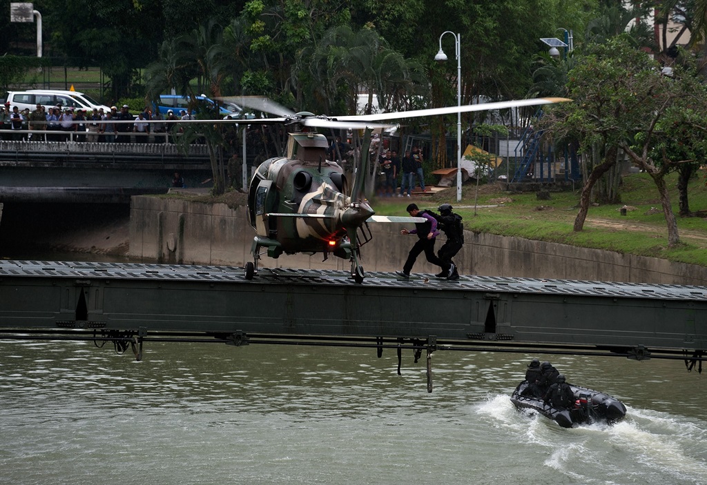 Malaysian Special Forces personnel demonstrate a rescue operation during the 14th Defence Services Asia Exhibition in Kuala Lumpur. (Manan Vatsyayana/ AFP) 