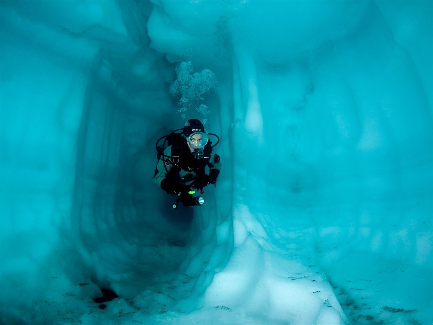 Lifestyle 5 stunning photos of underwater caves around the world.