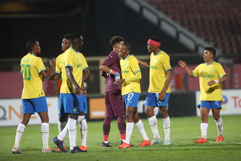 Mamelodi Sundowns players shake hands during the CAF Champions League 2022/23 match between Al Ahly and Mamelodi Sundowns held at Al Salam Stadium in Cairo, Egypt on 25 February 2023 