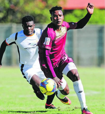 CATCH ME IF YOU CAN Nkanyiso Zungu (right) and Stellenbosch FC have been a side to beat, while Bafana Dlamini and his Real Kings team-mates have been chasing from the bottom. They meet today. Picture: Ryan Wilkisky / BackpagePix