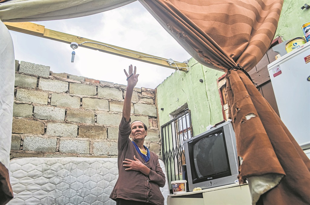 Luise Lydia (53) points to her missing roof.