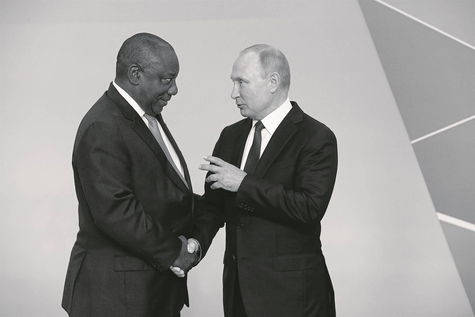 Pres. Wladimir Poetin groet pres. Cyril Ramaphosa by die verwelkomingseremonie van die Russies-Afrika-beraad in Sochi, Rusland, op 23 Oktober 2019. Foto: GETTY IMAGES
