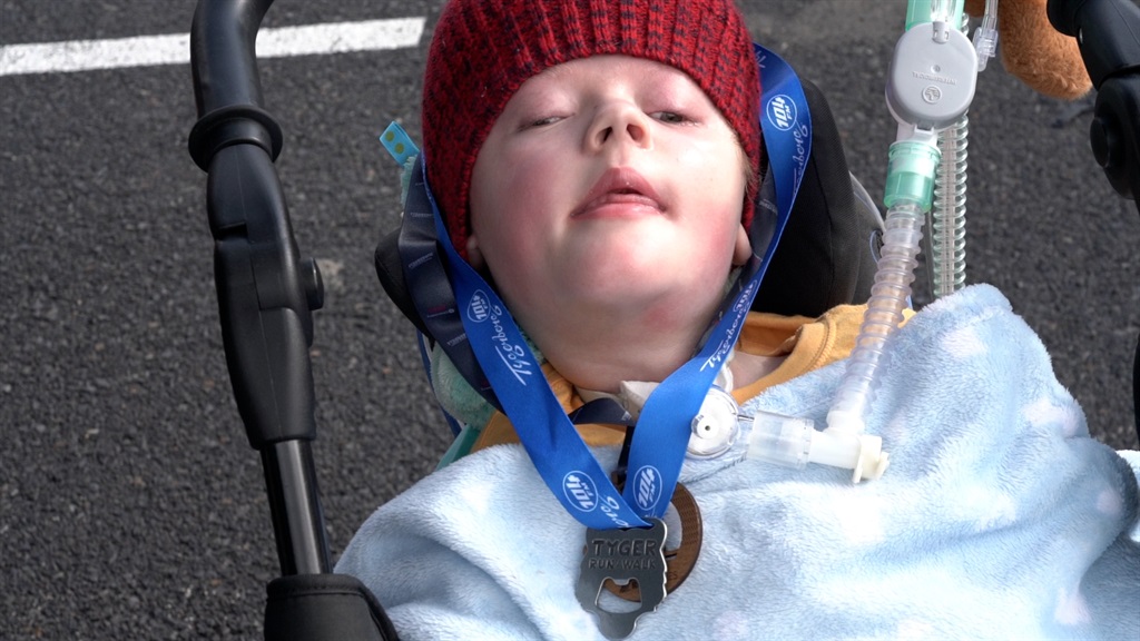 News24.com | WATCH | A 4-year-old boy with a rare disease inspires over 70 volunteers to compete in Two Oceans