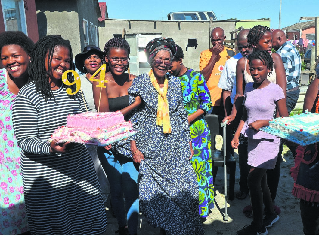 Gogo Liziwe Ngeshe (centre) enjoyed her 94th birthday party with her grandkids in Khayelitsha. Photo by Lulekwa Mbadamane