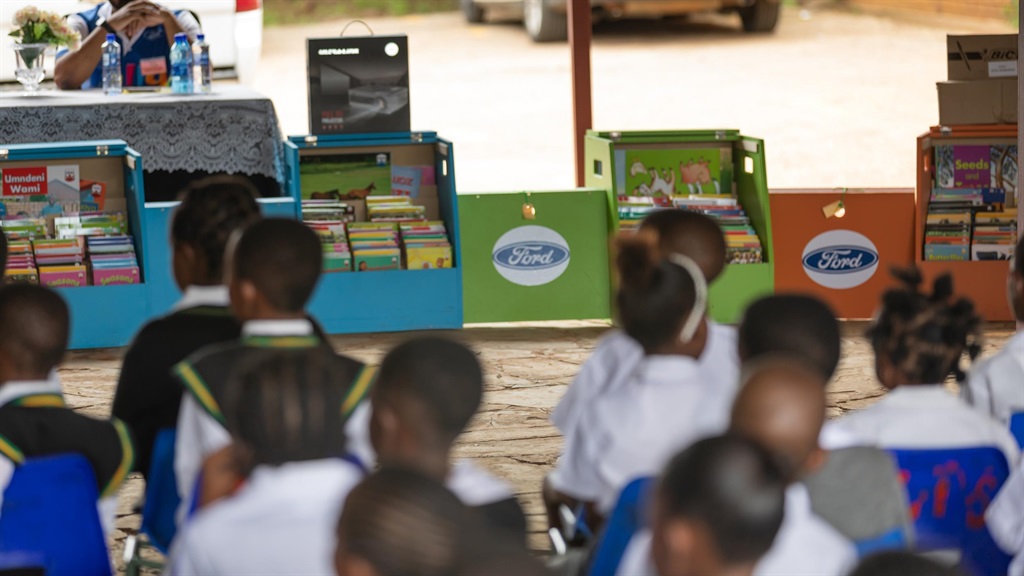 School children excited by the new books donated by Ford South Africa in partnership with Rally to Read.