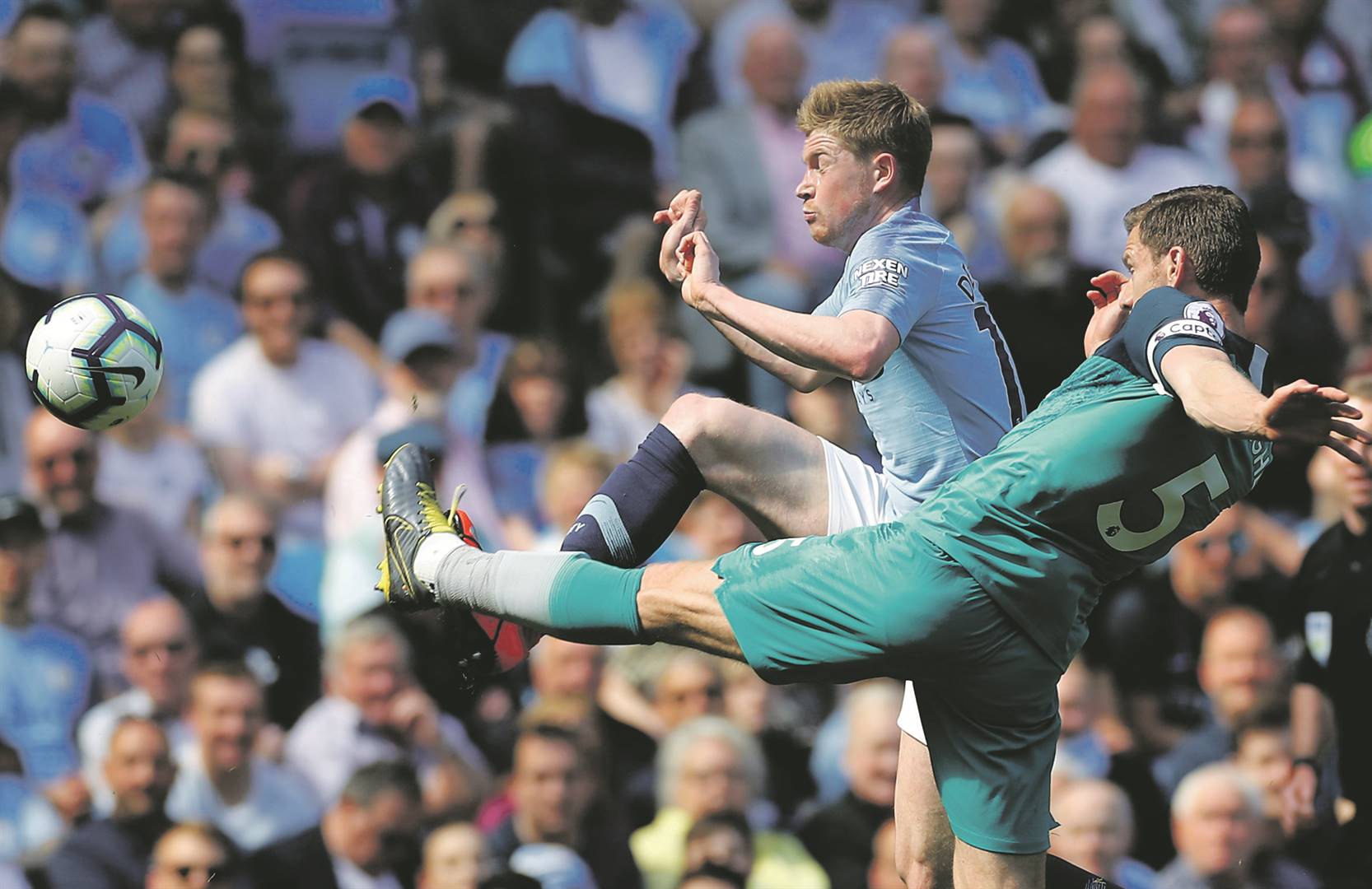ALIVE AND KICKING Kevin de Bruyne of Manchester City and Tottenham’s Jan Vertonghen fight for the ball in yesterday’s Premier League match. Picture: Phil Noble / REUTERS