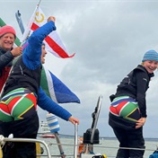 SA vlag wapper hoog toe seiljag Ocean Globe-wedvaart voltooi