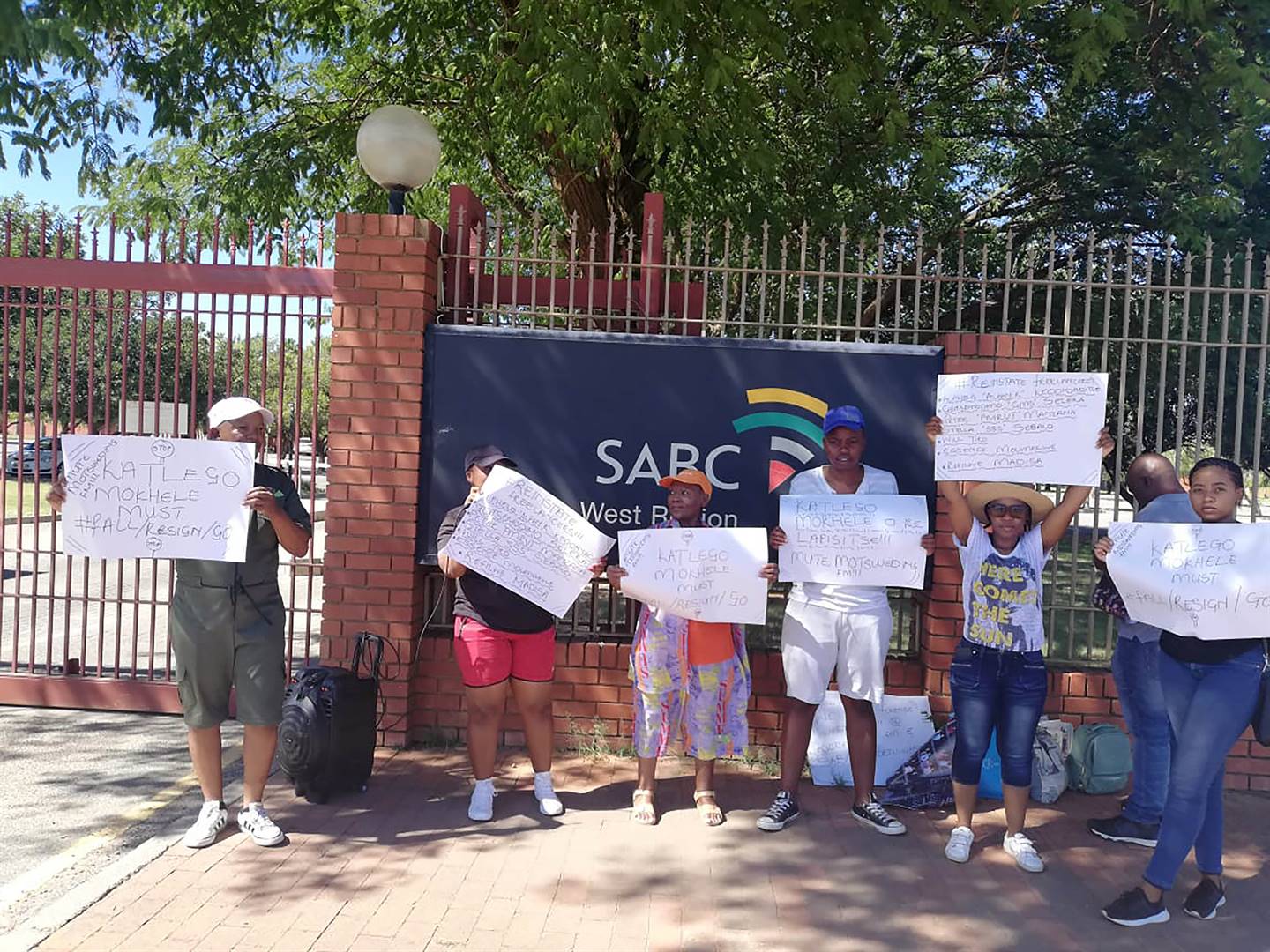 These are some of the unhappy listeners of Motsweding FM who picketed at the SABC offices in North West. 