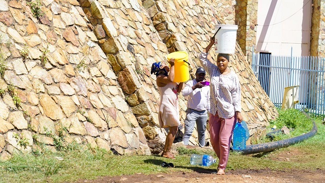 News24.com | Thirsty Yeoville residents rush to collect water from overflowing local reservoir