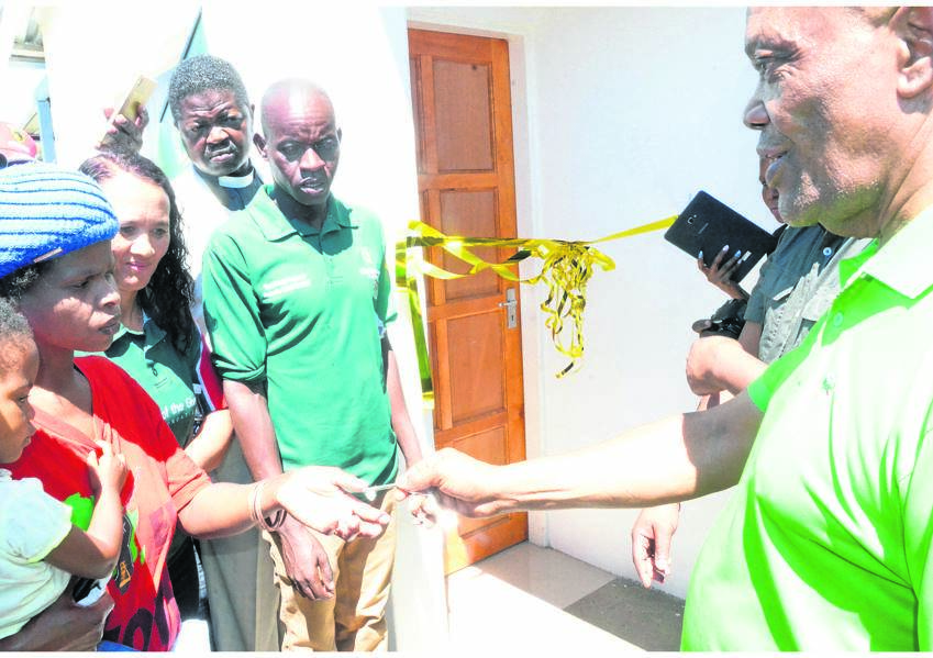 Agnes Moshoeu (left) receives the keys to her new house from Premier Job Mokgoro (right). Photo by Kamogelo Senna