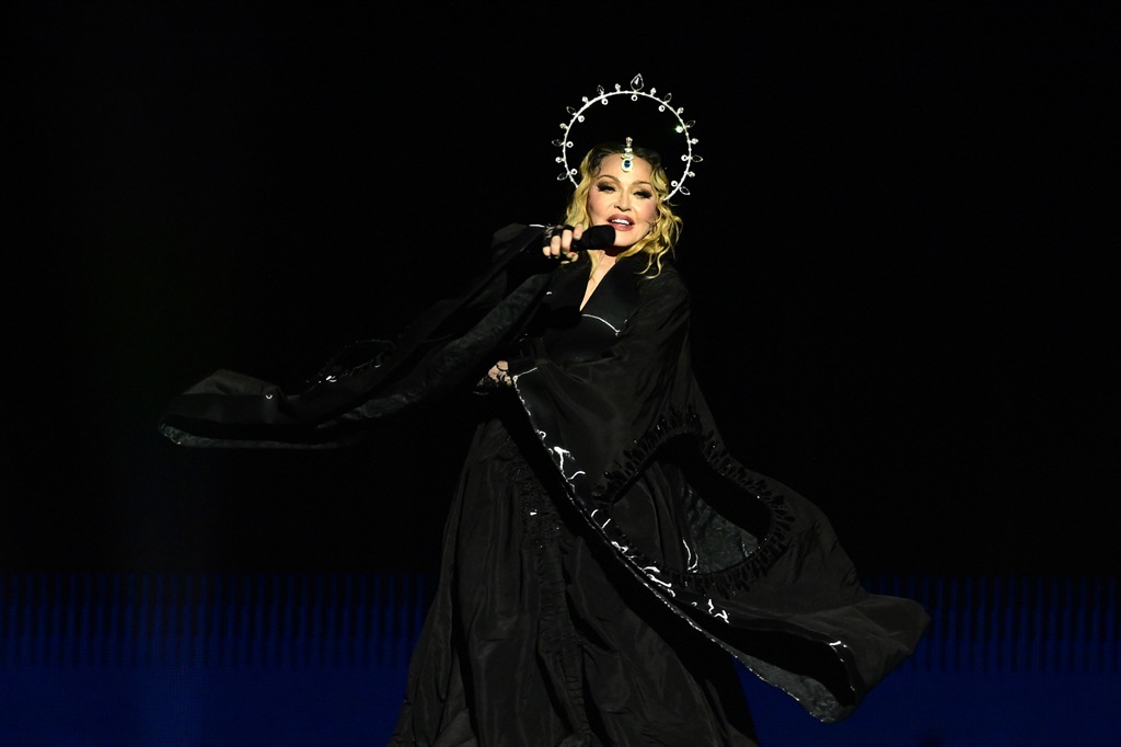 A estrela pop americana Madonna se apresenta no palco durante um show gratuito