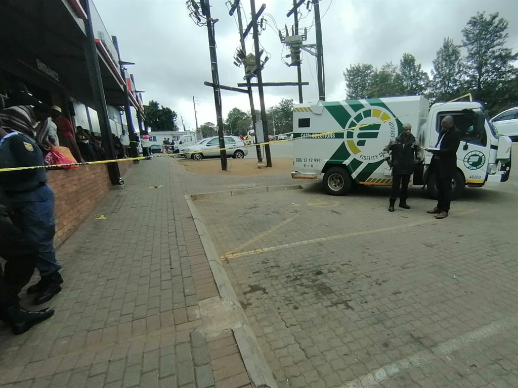 Limpopo police are hunting for six armed following a cash heist robbery at Masingita Mall in Malamulele.