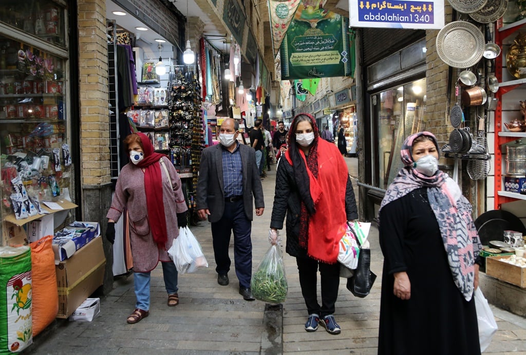 People seen wearing masks while shopping in Iran. (Getty Images)