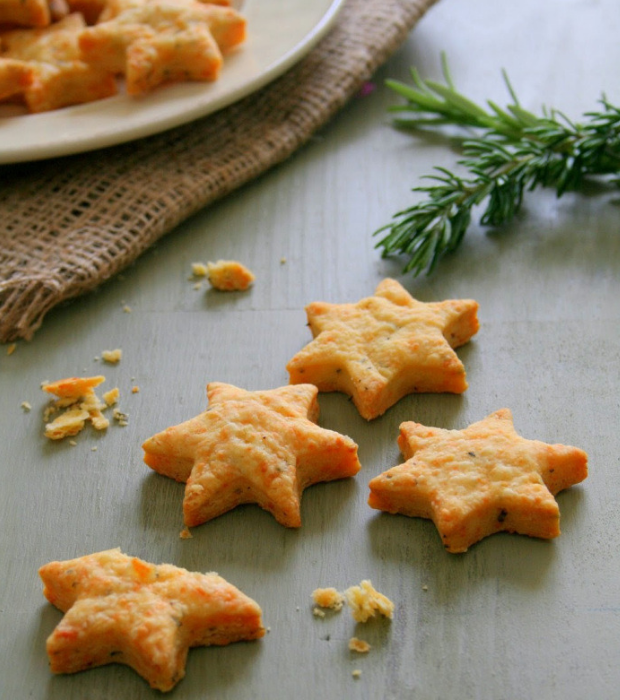 cheese and rosemary star cookies