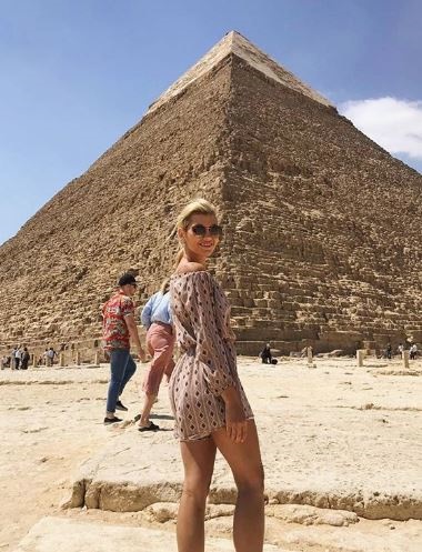 Die sangeres Charlize Berg by die piramides in Egipte.