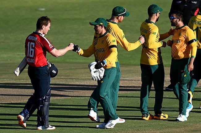 England captain Eoin Morgan is congratulated by South African counterpart Quinton de Kock after the second T20 International at Boland Park in Paarl on 29 November 2020.