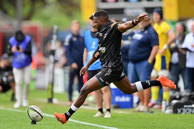 Siya Masuku kicks a match-winning conversion from the touchline during the Sharks' Challenge Cup semi-final against Clermont at Twickenham Stoop in London on 4 May 2024. (Patrick Khachfe/Getty Images)