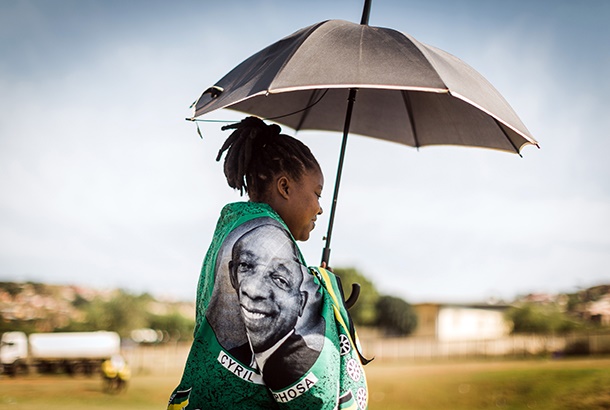 An African National Congress (ANC) supporter arrives to attend a campaign rally of South African president, and president of the ruling party, at the Manzolwandle Sports Field in rural Kwa-Ximba, on March 31, 2019. - South Africans will go to the polls for national elections on May 8, 2019. (Photo by RAJESH JANTILAL / AFP),?­sXÖ½Þ£?