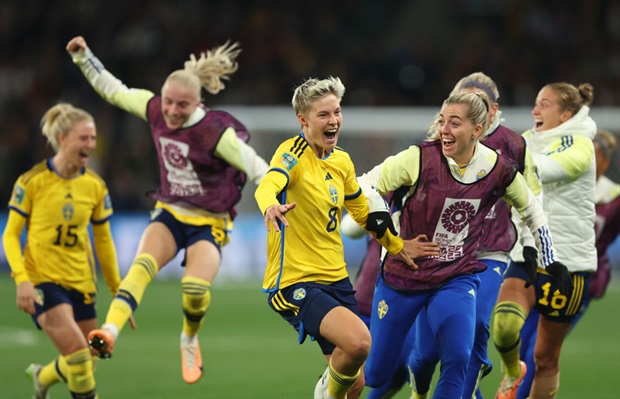 <p><strong><span style="text-decoration:underline;">RESULT</span></strong></p><p><strong>Sweden 0-0 United States</strong></p><p>Sweden progressed to the Women's World Cup quarter-finals after defeating reigning champions United States on Sunday.</p><p>After neither side could find a breakthrough after 120 minutes of action, the Swedes managed to get the victory in a dramatic penalty shoot-out win that ended with the Video Assistant Referee (VAR) confirming their final penalty to win 5-4.</p>