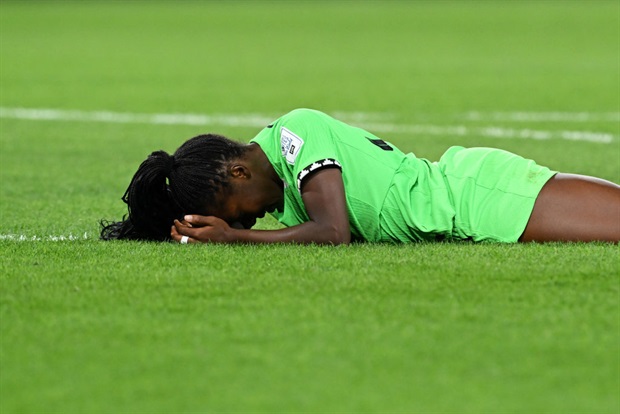 <p><strong><span style="text-decoration:underline;">RESULT</span></strong></p><p><strong>England 0-0 Nigeria (4-2 after penalty shootout)</strong></p><p>The Super Falcons, the only African country to have played at all nine Women's World Cups, did all the early running, and were unlucky not to score in the 24th minute when Uchenna Kanu hit the bar.&nbsp;</p><p>The Lionesses forced a few chances of their own thereafter, and were almost rewarded for their pressure when a penalty was awarded to them, but this was overturned by the VAR, who determined that no foul had been committed to close off an exciting first half that ended goalless.</p><p>The second 45 started in the same exhilirating fashion, with Kanu hitting the bar again in the 47th minute as the Nigerians continued to probe for the match's first goal.</p><p>England then had a big chance to score in the 76th minute, but Super Falcons stopper Chiamaka Nnadozie was brilliant in reacting to a headed effort from close range at a corner to keep the Lionesses at bay.</p><p>There was controversy when England's Lauren James was initially handed a yellow card for a stamp on Michelle Alozie following a challenge in the 85th minute, but this was changed to a red card upon review by the VAR, and the match went to extra-time with the European champions down to 10 women.</p><p>With no breakthrough coming in the nervy 30 minutes that followed, the game went to penalties, where both teams missed their first spot-kicks. The Super Falcons' Alozie then skied her penalty over the bar to see the Lionesses win the shootout 4-2 and progress to the quarter-finals.</p>