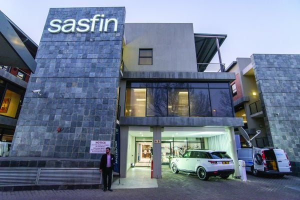 Sasfin has collapsed an entire management layer in its business and commercial banking unit, with the division's former chief executive Sandile Shabalala being among the casualties. 