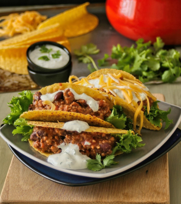 Green chilli con carne with tacos