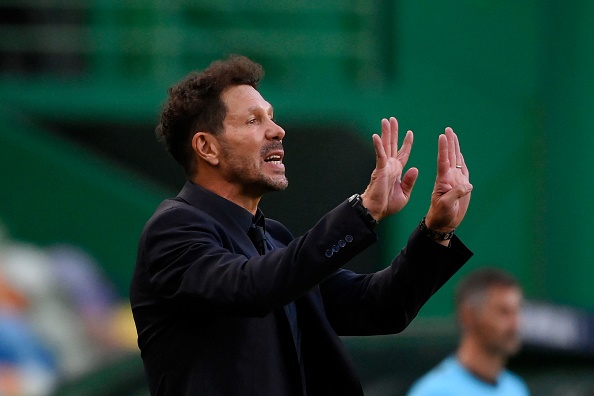  Diego Simeone, Head Coach of Atletico de Madrid gives his team instructions during the UEFA Champions League Quarter Final match between RB Leipzig and Club Atletico de Madrid at Estadio Jose Alvalade on August 13, 2020 in Lisbon, Portugal. (Photo by Lluis Gene/Getty Images)