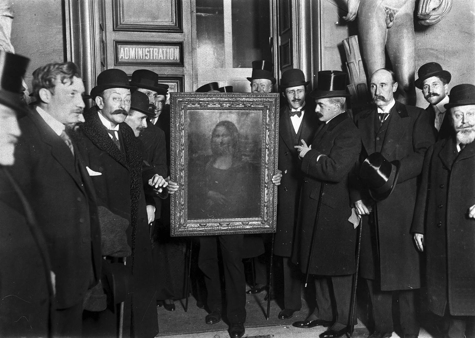 A throng gathers around the Mona Lisa in January 1914, after the theft of the painting by  Vincenzo Peruggia in 1911.                                    Foto: Getty images