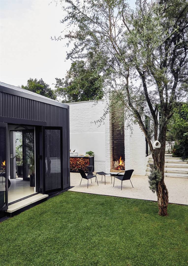 The simplicity of the black-and-white colour scheme indoors and 
out makes the small spaces seem larger.
