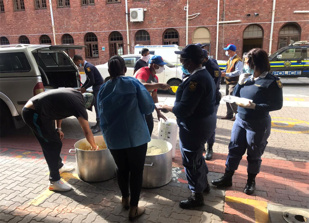 Police officers recieving prepared food by the Bo-