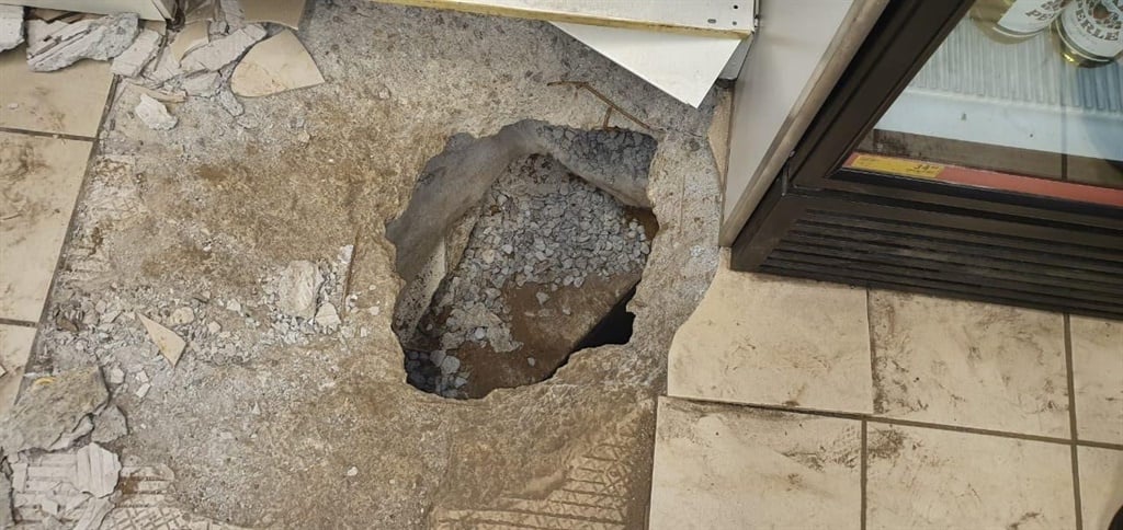 A Shoprite LiquorShop at the Newtown Junction mall in Johannesburg has been robbed in bizarre fashion by thieves who tunnelled through a solid concrete floor to gain access.