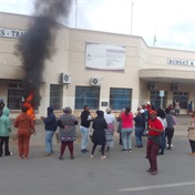 WATCH | Komani residents protest after being without electricity for 7 days