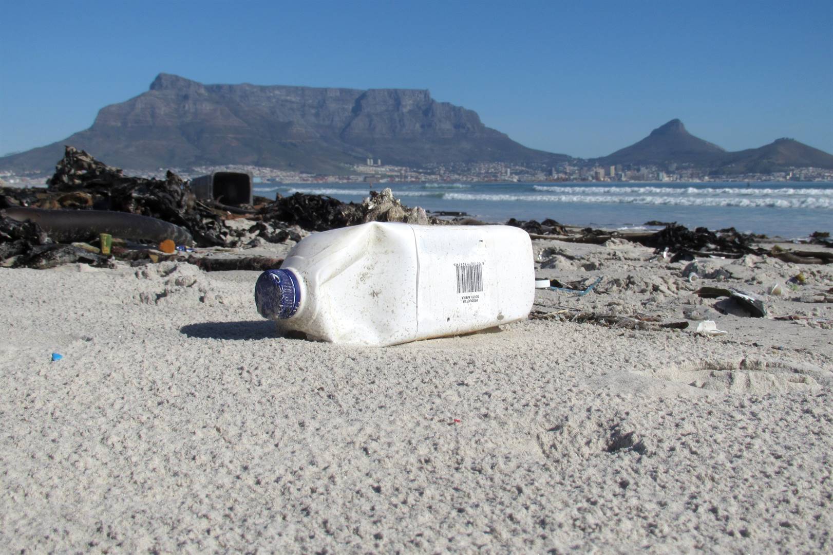 Kaapstad is een van die plekke waar strande gereeld skoongemaak moet word.  Foto: Linda Godfrey