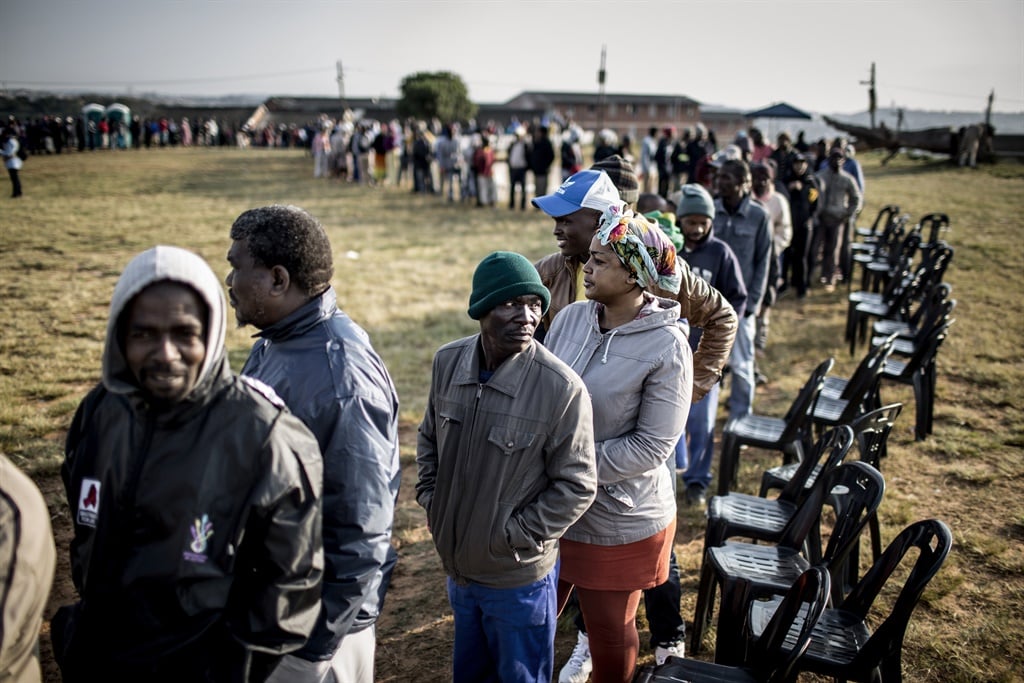 South Africans queue to cast their votes in Durban. (AFP/Marco Longari)