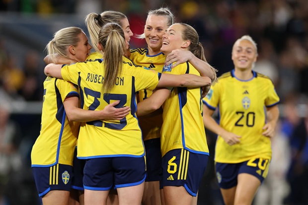 <p><strong><span style="text-decoration:underline;">RESULT</span></strong></p><p><strong>Sweden 2-0 Australia</strong></p><p>Sweden secured the bronze medal at the FIFA Women's World Cup after defeating co-hosts Australia 2-0 on Saturday morning.</p><p>The Swedes broke the deadlock after 30 minutes in the first half, with&nbsp;Fridolina Rolfo converting a penalty after&nbsp;Stina Blackstenius was brought down in the area.</p><p>The lead was doubled after the hour mark through&nbsp;Kosovare Asllani, who found the back of the net with a wonderful first-time finish.</p>