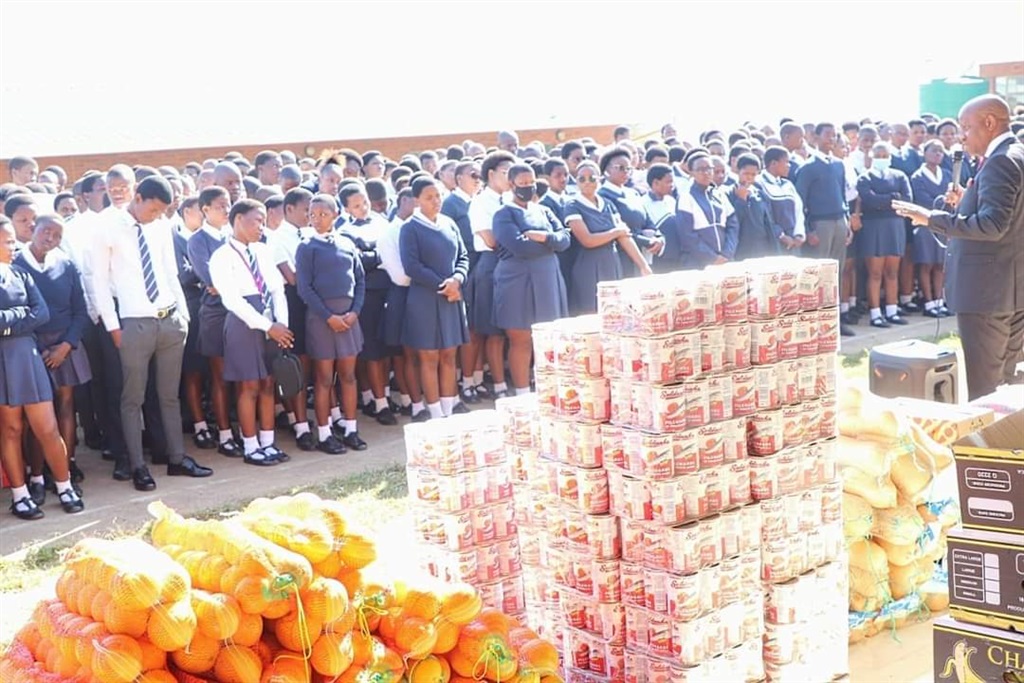 Mayor Thami Ntuli addressing pupils during the handover of food parcels. 