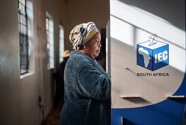 A woman casts her vote. (Photo by Michele Spatari / AFP)