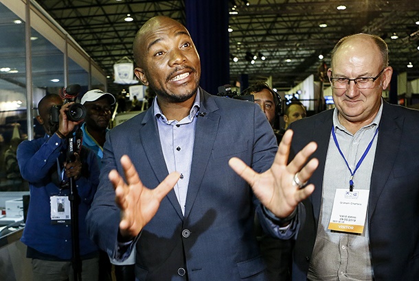 South African main opposition party Democratic Alliance (DA) leader Mmusi Maimane (L) reacts at the Independent Electoral Commission (IEC) Results Operations Centre on May 9, 2019 in Pretoria, South Africa. - South African Presidents ruling ANC will retain its parliamentary majority after polls but with diminished support, complicating efforts to revive the embattled party and the countrys flagging economy, results showed on May 9, 2019. The African National Congress (ANC), in power since 1994, surged into the lead with nearly 57 percent after more than half the voting districts were officially tallied following May 8 vote. (Photo by Phill Magakoe / AFP)