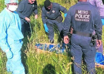 Search and rescue cops at the scene in Ntuzuma where an unknown man’s decomposed body was found. 