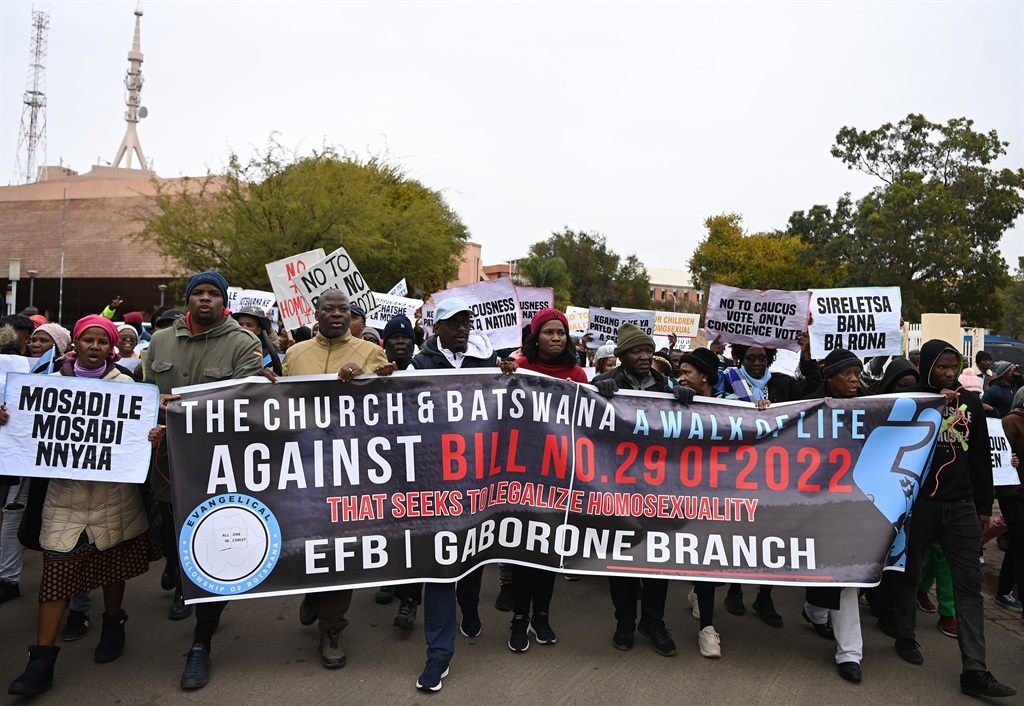 Manifestantes de la Coalición de Iglesias Cristianas de Botswana marcharon hacia el parlamento el 20 de julio de 2023 en protesta por la legislación que busca legalizar las relaciones entre personas del mismo sexo. 