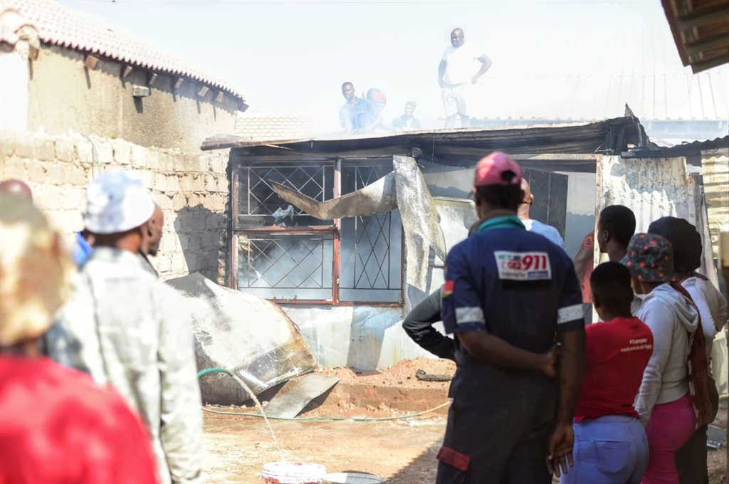 Neighbours at the scene after witnessing a shack on fire. Photo by Raymond Morare 
