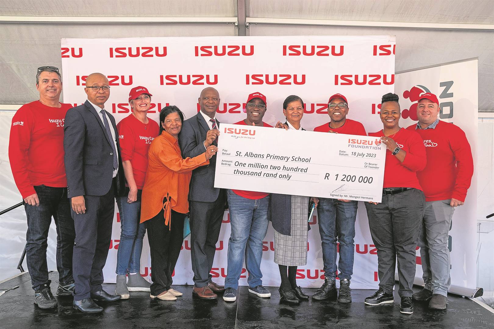 As part of the Mandela Month celebrations, ISUZU Motors SA’s leadership team hands over a cheque worth R1.2 million towards the refurbishment of St Albans Primary School. 