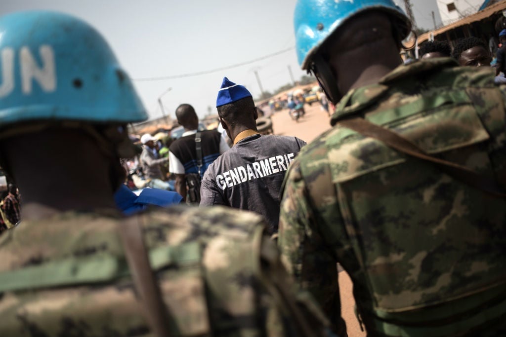 La Gendarmería patrulla con la Misión Multidimensional Integrada de Estabilización de las Naciones Unidas en la República Centroafricana (MINUSCA) en PK5, el distrito comercial predominantemente musulmán de Bangui, el 7 de enero de 2020. (Florent Vergnes/AFP)